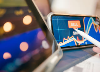 Trgovec na več trgih med pregledom možnosti za Bitcoin, Ethereum in forex